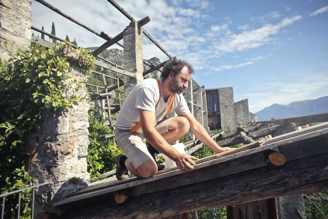 artisan couvreur sur une toiture